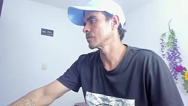 Sofi And Santy online show from December 3, 2025, 1:24 am