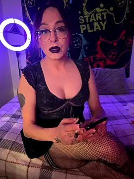 MiniMonroe online show from November 6, 2025, 9:43 am