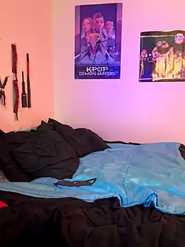 MiniMonroe online show from December 4, 2025, 7:50 am