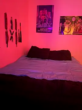 MiniMonroe online show from December 5, 2025, 12:03 pm