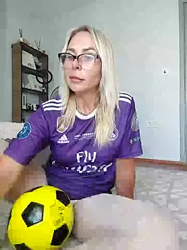 Snapshot of ElenabonyX chatting on June 20, 2026, 3:04 pm ElenabonyX online show from June 20, 2026, 3:04 pm