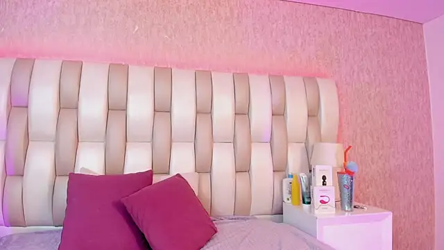 Snapshot of Ari_lynn_ chatting on February 13, 2026, 3:24 am Ari lynn online show from February 13, 2026, 3:24 am