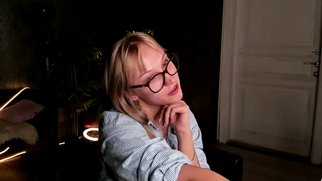 Snapshot of AnnieGitis chatting on October 13, 2025, 8:20 pm AnnieGitis online show from October 13, 2025, 8:20 pm