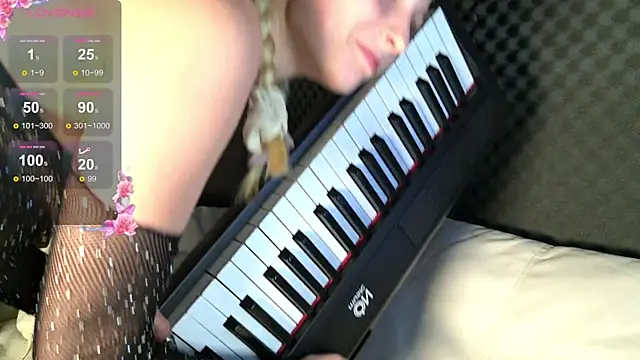 Fluffy Cloude online show from July 28, 2026, 4:39 pm