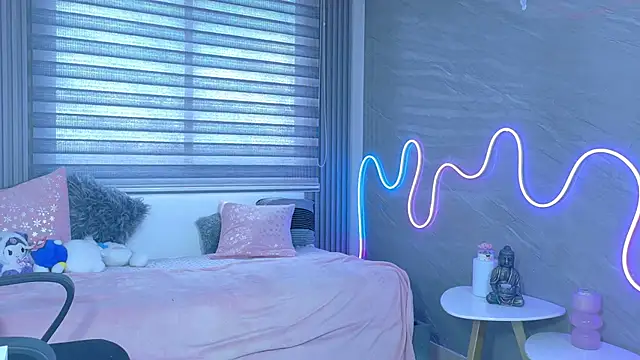 Naaomi cute online show from October 28, 2025, 8:55 pm