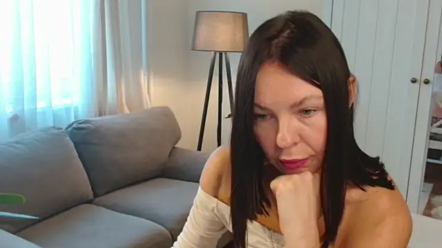 LittleNicolee online show from November 21, 2025, 10:36 am