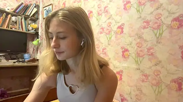 AmeliLia online show from December 18, 2025, 4:02 pm