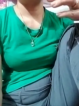 YiyinLy online show from November 28, 2025, 5:32 am