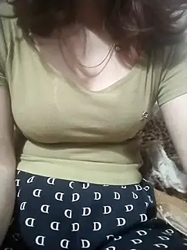 YiyinLy online show from November 30, 2025, 9:02 am