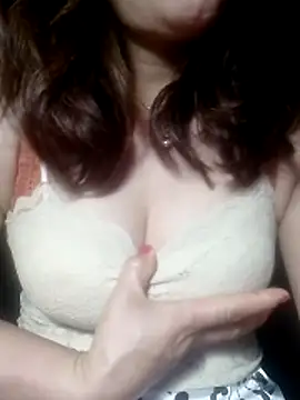 YiyinLy online show from February 22, 2026, 9:35 pm