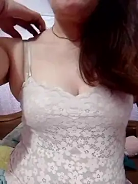 YiyinLy online show from May 8, 2026, 5:18 pm