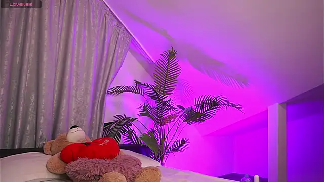 TenderSin online show from April 25, 2026, 2:25 am