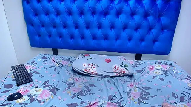 Amberdiamondmmm online show from December 3, 2025, 7:45 pm