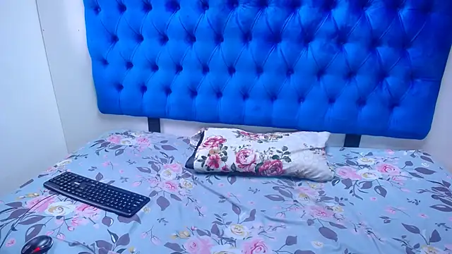 Amberdiamondmmm online show from December 18, 2025, 2:45 pm