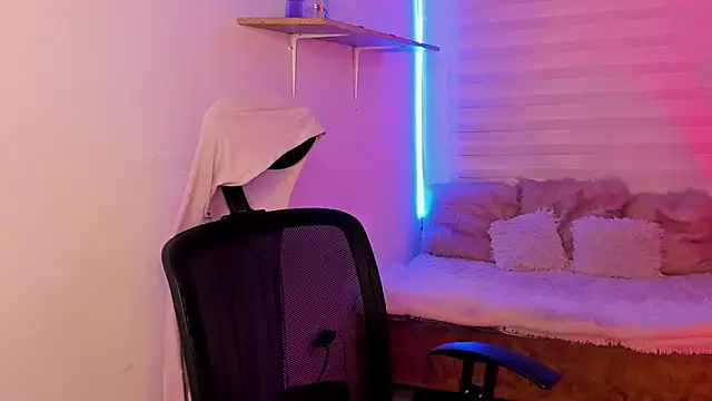 Emily Lindey online show from October 24, 2025, 3:25 am