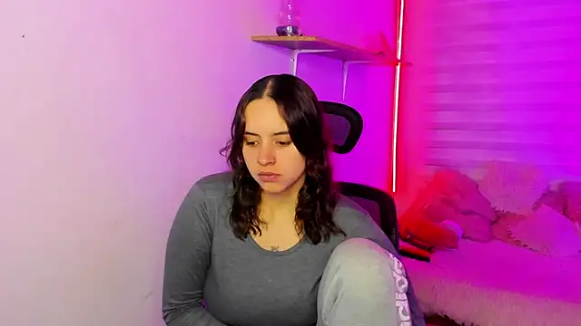 Emily Lindey online show from November 19, 2025, 3:28 am