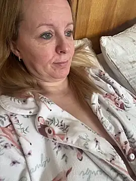 madamlillyrose online show from February 7, 2026, 10:52 am