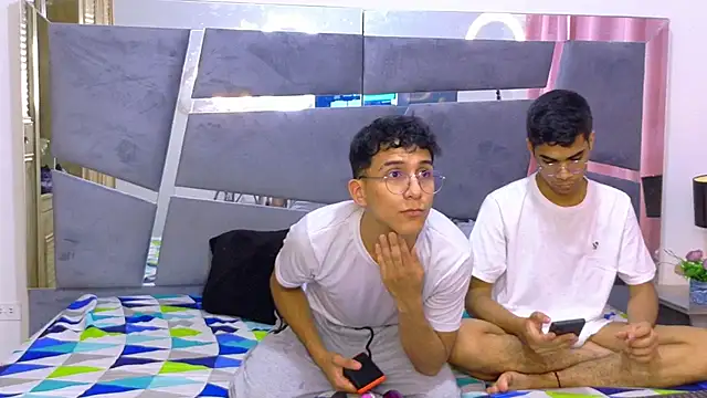 Desire4Duo online show from November 11, 2025, 1:33 pm