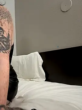 Snapshot of Badwolffxo chatting on October 19, 2025, 5:02 pm Badwolffxo online show from October 19, 2025, 5:02 pm