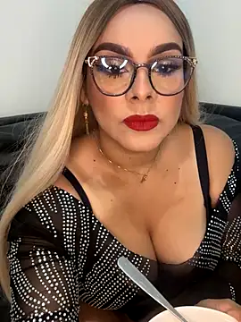 Snapshot of BBWCami_ chatting on October 17, 2025, 12:30 pm BBWCami online show from October 17, 2025, 12:30 pm