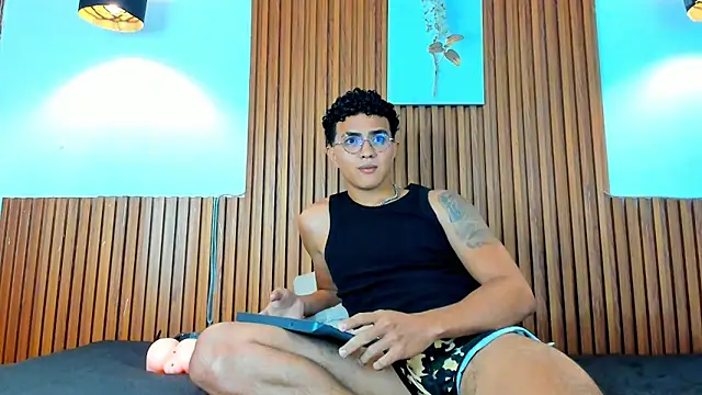 Snapshot of Noah_big chatting on October 14, 2025, 11:27 pm Noah big online show from October 14, 2025, 11:27 pm
