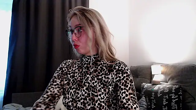 Snapshot of Michellee_Nilson chatting on October 14, 2025, 5:41 am Michellee Nilson online show from October 14, 2025, 5:41 am