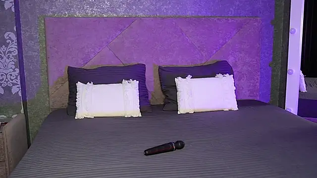 SaraahStone online show from October 26, 2025, 8:04 pm