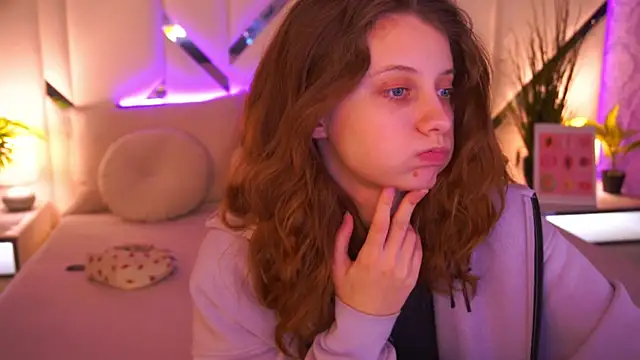 Snapshot of CuteeFoxy chatting on March 6, 2026, 1:29 pm CuteeFoxy online show from March 6, 2026, 1:29 pm