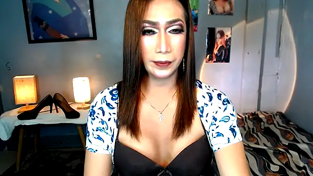 littleredbunny27 online show from May 25, 2026, 8:15 pm