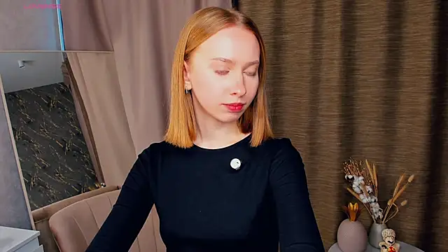 Snapshot of BereniceThull chatting on October 19, 2025, 4:57 am BereniceThull online show from October 19, 2025, 4:57 am