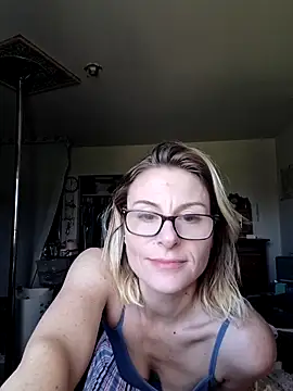 LanaDeluxe online show from February 11, 2026, 8:03 pm