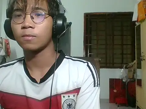 kave2033 online show from October 31, 2025, 3:35 pm