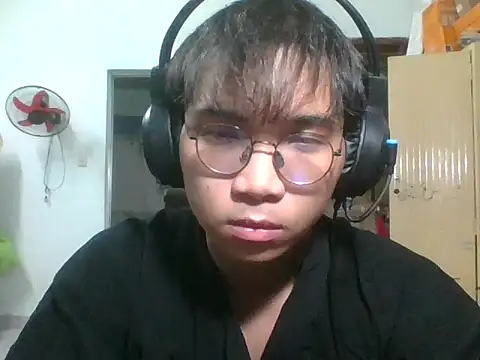 kave2033 online show from November 9, 2025, 3:10 pm