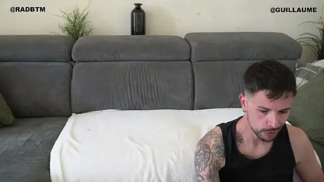 Snapshot of monsieurguitsxxx chatting on May 1, 2026, 1:05 pm monsieurguitsxxx online show from May 1, 2026, 1:05 pm
