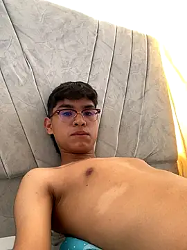 Muchachito18 online show from November 6, 2025, 1:23 pm