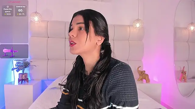 Emili  Jackson online show from December 22, 2025, 3:47 am