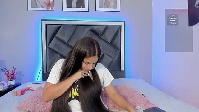 Snapshot of zoe_longhair chatting on October 18, 2025, 6:30 pm zoe longhair online show from October 18, 2025, 6:30 pm