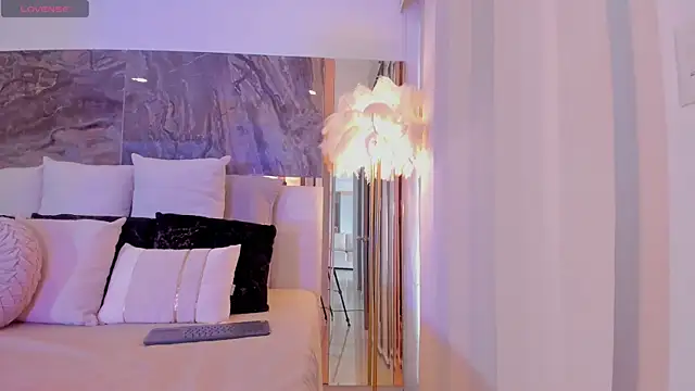 Rashel Frost  online show from November 10, 2025, 4:17 pm