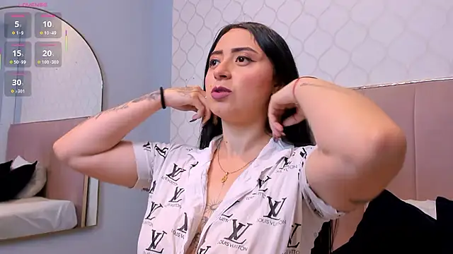 JuliethCruz  online show from March 12, 2026, 5:41 pm