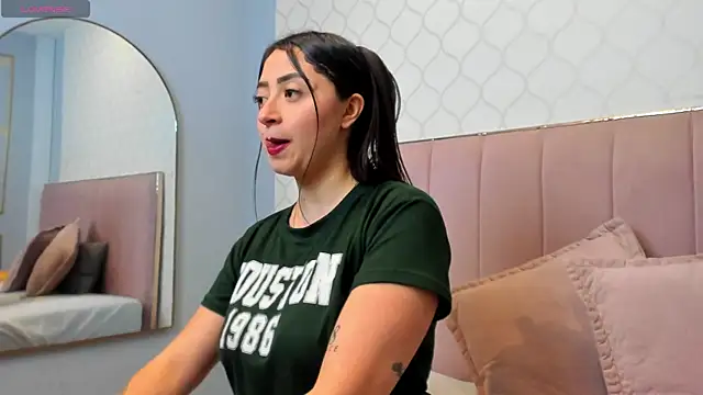 JuliethCruz  online show from May 6, 2026, 6:13 pm