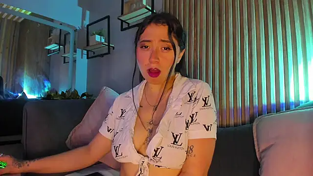 JuliethCruz  online show from June 18, 2026, 7:29 pm