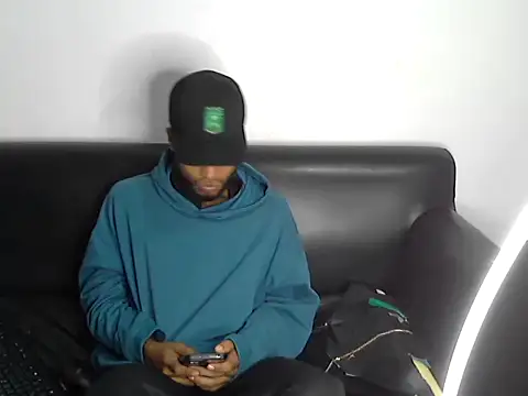 AXionX online show from December 4, 2025, 8:56 am