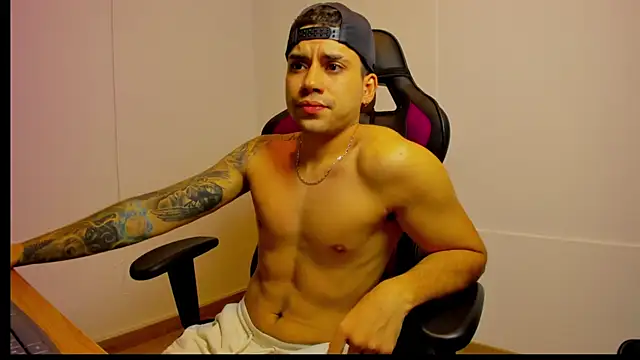 Snapshot of Mike_montoya01 chatting on December 4, 2025, 10:18 pm Mike montoya01 online show from December 4, 2025, 10:18 pm