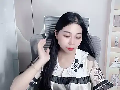 Snapshot of Lilybelle-e chatting on October 21, 2025, 1:06 am Lilybelle-e online show from October 21, 2025, 1:06 am