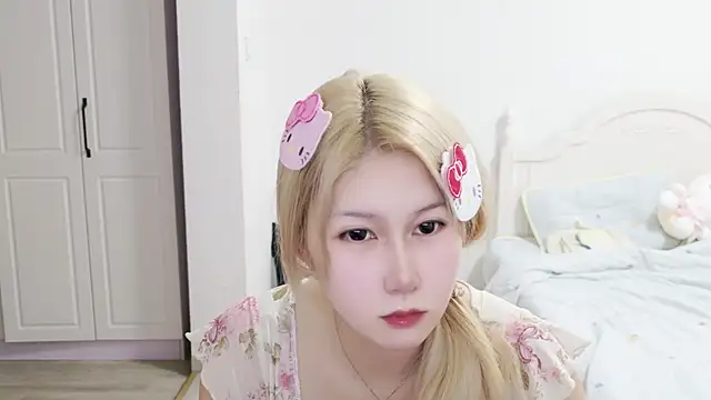 Snapshot of The_icy_moon chatting on June 15, 2026, 10:39 am The icy moon online show from June 15, 2026, 10:39 am