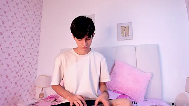 Snapshot of lukas_boylatin chatting on October 22, 2025, 11:32 am lukas boylatin online show from October 22, 2025, 11:32 am