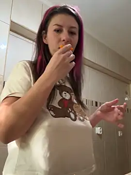 CrazyInTwo online show from October 19, 2025, 1:12 pm