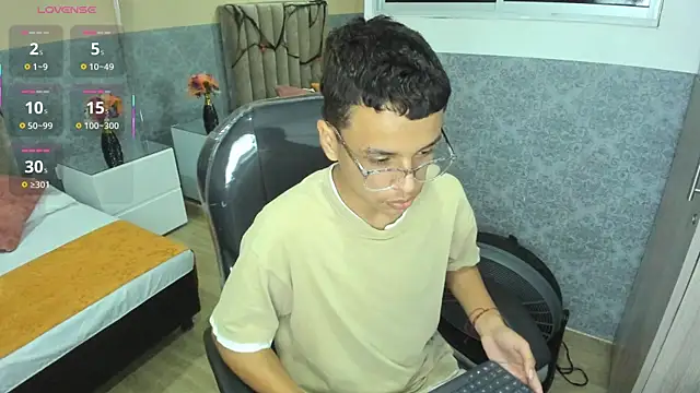 Xavier Fox    online show from October 31, 2025, 4:02 am