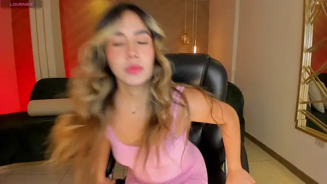 AnnieMonroe1 online show from November 18, 2025, 7:18 pm