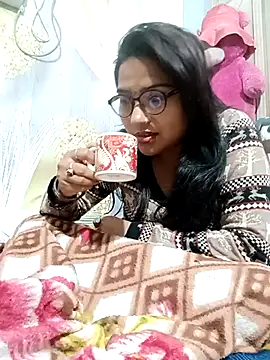 Vanshika1432 online show from November 18, 2025, 7:18 pm